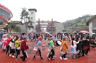 移民搬遷 鄉(xiāng)愁托起&ldquo;遷富彝寨&rdquo;--看水城縣&ldquo;野玉海&rdquo;景區(qū)千戶彝寨易地扶貧搬遷項目成效顯著